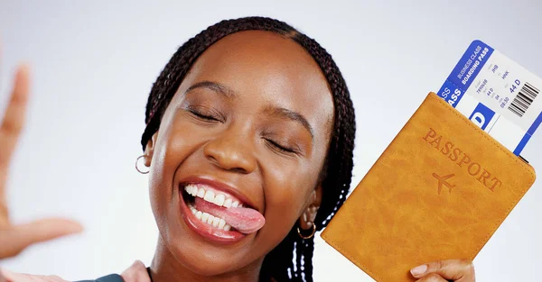 Selfie Yüz Mutlu Siyah Kadın Stüdyoda Pasaportu Olan Tatil Tatil — Stok fotoğraf