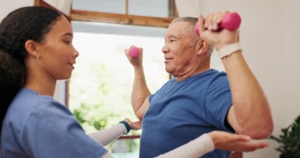 Clínica Fisioterapeuta Ayuda Anciano Haciendo Ejercicio Brazo Mancuerna Evaluación Entrenamiento — Vídeos de Stock