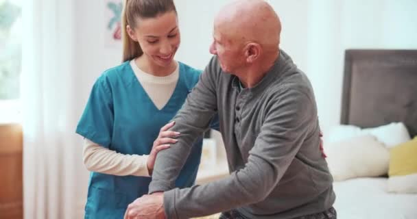 Anciano Hombre Enfermera Con Bastón Para Apoyo Ayuda Servicio Salud — Vídeo de stock