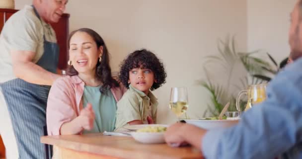 Heureux Famille Applaudissements Pour Repas Dîner Célébration Nourriture Ensemble Pour — Video