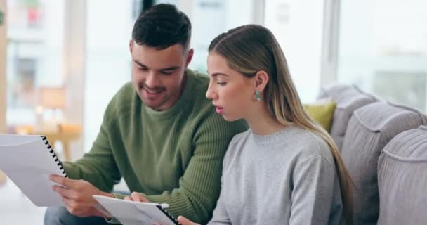 Couple Documents Planification Sur Canapé Pour Hypothèque Demande Investissement Budget — Video