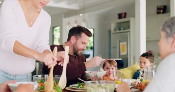 ハッピー 食べる 家でランチと大きな家族 一緒に食べて ダイニングルームで話す ブランチ 笑顔のシニアマザー 朝食付きの男と子供 会話とビュッフェ — ストック動画