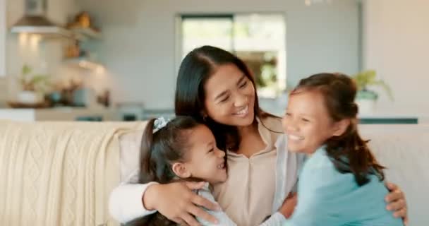 Mam Bank Knuffel Met Meisjeskinderen Ouderzorg Een Huis Met Een — Stockvideo
