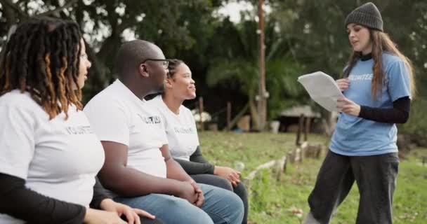 Açık Hava Gönüllü Grup Beyin Fırtınası Ngo Iklim Değişikliği Yardımla — Stok video