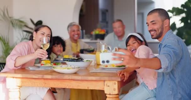 Big Family Smile Selfie Dinner Celebration Together Meal Picture Post — Stock Video