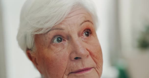 Přemýšlející Smutná Starší Žena Alzheimerem Vzpomínkou Nebo Depresí Domově Důchodců — Stock video