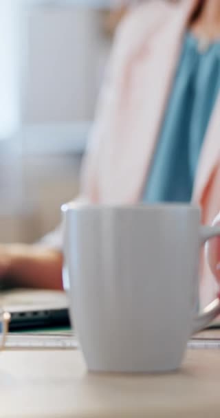 Kávé Laptop Irodában Gépelés Kereskedelem Megrendelések Kisvállalkozások Online Indítás Technológia — Stock videók