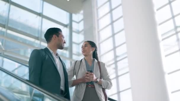 办公室 商人和妇女与商人一起在机场 购物中心或现代建筑的自动扶梯上旅行 就工作场所的项目进行合作的公司 谈话或员工 — 图库视频影像