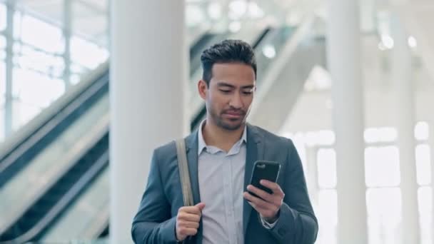 Telefon Smil Forretningsmand Lufthavnslobbyen Sociale Medier Søg App Eller Mail – Stock-video