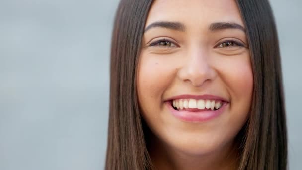 Närbild Skrattande Kvinna Visar Glada Ansiktsuttryck Isolerad Grå Vägg Bakgrund — Stockvideo