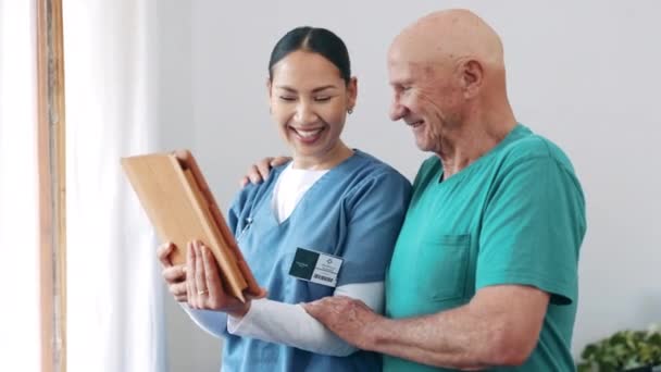 Tablet Enfermero Anciano Casa Charla Consulta Para Enfermería Informe Actualización — Vídeo de stock