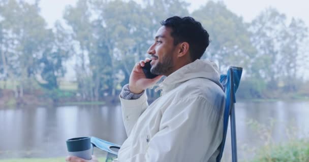 Hombre Camping Llamada Telefónica Naturaleza Lago Bosques Comunicación Conversación Aire — Vídeo de stock