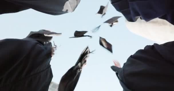 Tapa Graduación Personas Estudiantes Lanzan Aire Cielo Para Celebración Éxito — Vídeo de stock