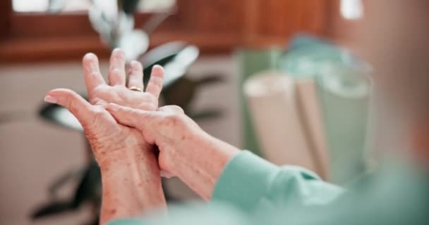 Home Senior Vrouw Pols Pijn Met Artritis Letsel Ontsteking Met — Stockvideo