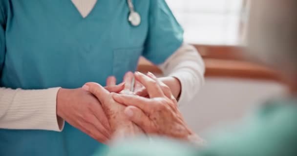 Pessoa Idosa Mãos Artrite Com Médico Para Massagem Fisioterapia Lar — Vídeo de Stock