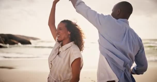 Casal Dança Praia Girar Conexão Amor Romance Fim Semana Celebração — Vídeo de Stock