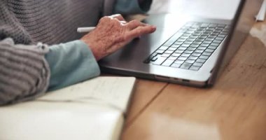 Sunbae, planlama, yatırım ya da oturma odasında emeklilik programı için dizüstü bilgisayarla el veya el yazısı. Yaşlılar, kişiler ya da defterler, teknoloji ve araştırmalarla ev ya da kapanış salonundaki masada.