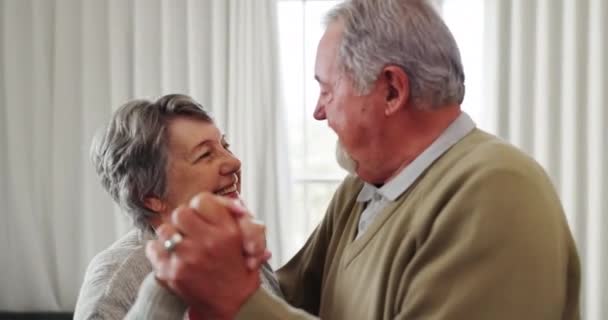 Dans Aşk Yaşlı Bir Çift Emekliliklerinde Birlikte Oynaştıkları Için Evlerinde — Stok video