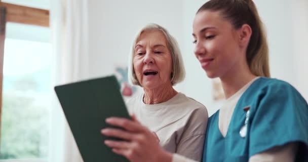 Krankenschwester Patient Und Gespräch Videotelefon Mit Tablet Winke Oder Gruß — Stockvideo