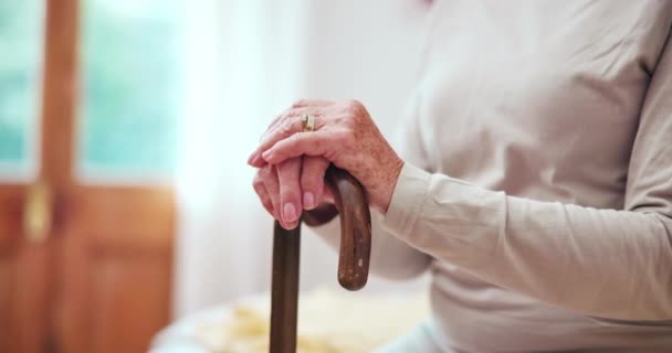 집에서 은퇴를위한 침실에서 집에서 지팡이 이동성 균형을 뇌졸중 목발이있는 노인의 — 비디오