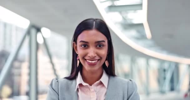 Mutlu Kadını Havaalanında Yürüme Portresi Uçuş Terminali Veya Ofis Lobisinde — Stok video