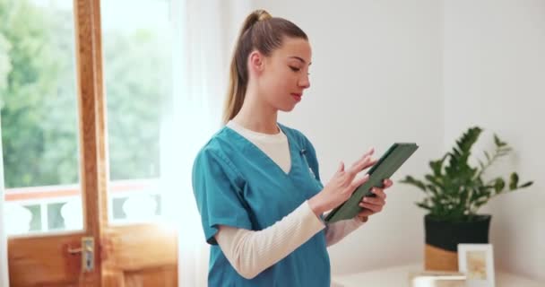 Cara Mujer Feliz Enfermera Con Resultados Tabletas Información Examen Médico — Vídeo de stock