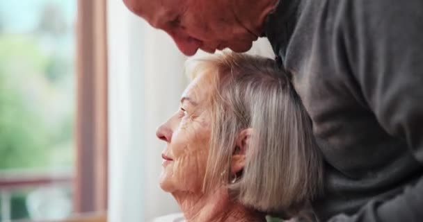 Küss Stirn Liebe Und Senior Paar Durch Fenster Für Bindung — Stockvideo