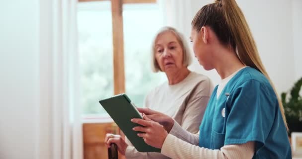 Senior Patient Krankenschwester Oder Tablette Der Rehabilitation Hause Gesundheitswesen Oder — Stockvideo