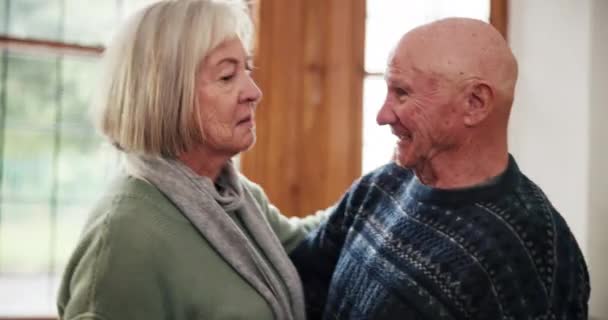 Szczęśliwa Para Seniorów Tańcząca Domu Miłością Rozmawiająca Łącząca Troską Poruszająca — Wideo stockowe
