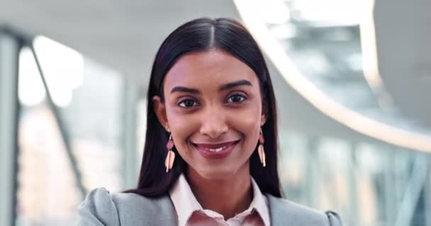 Glücklich Zuversichtlich Und Das Gesicht Einer Geschäftsfrau Büro Mit Lächeln — Stockvideo