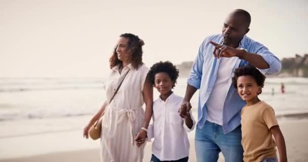家人在一起 带着指点 在海滩上散步 旅行或去开普敦 为和平 幸福或放松而在海上展示 观赏地平线或风景的黑人男子 妇女和儿童 — 图库视频影像