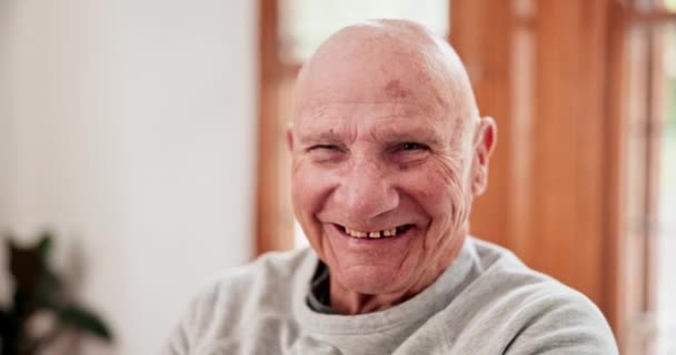 Arc Otthon Öregember Mosollyal Pihenés Nyugdíjazás Humorral Wellness Nevetés Egy — Stock videók