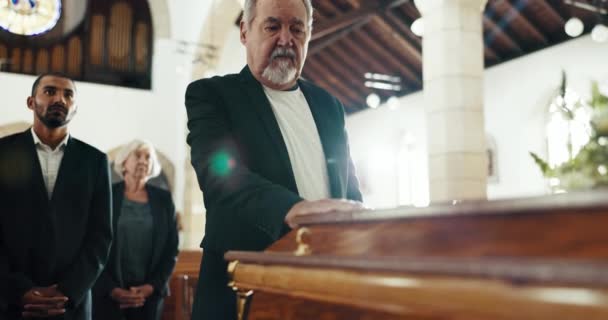 Beerdigung Kirche Und Mann Mit Hand Sarg Zum Abschied Trauer — Stockvideo