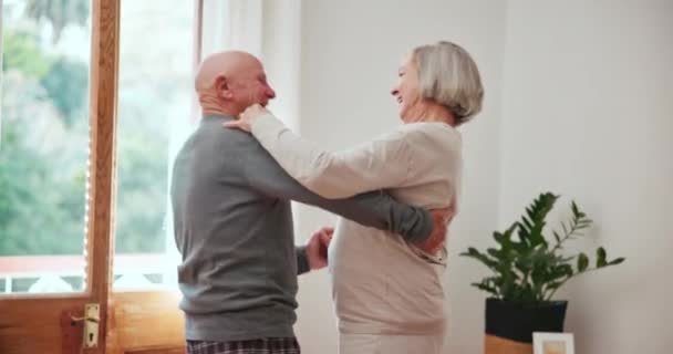 Lächeln Tanzen Oder Alte Paare Umarmen Sich Wohnzimmer Für Liebe — Stockvideo