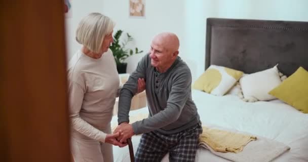 Starszy Para Pomoc Chodzeniu Domu Trzciny Cukrowej Pomoc Łóżka Starszy — Wideo stockowe