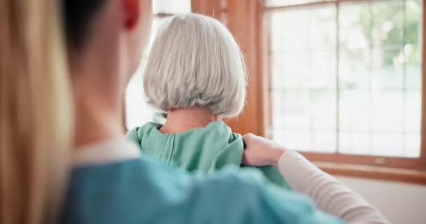 Physiotherapeutin Seniorin Und Hilfe Bei Schulterschmerzen Beratung Und Gesundheitsversorgung Pflegeheim — Stockvideo