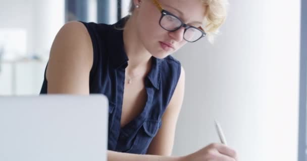 Mulher Negócios Laptop Notas Escrita Escritório Para Planejamento Cronograma Administração — Vídeo de Stock