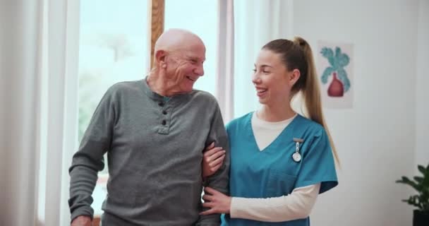Senior Hombre Enfermera Con Caminata Para Apoyo Ayuda Movimiento Hogar — Vídeo de stock