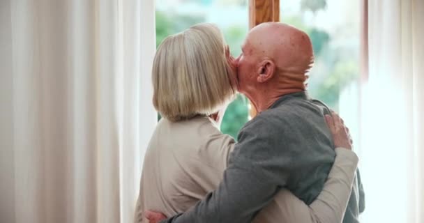 Evde Öpücükte Yaşlı Çiftin Evlilikte Emeklilikte Sabah Pencerenin Önünde Sevgiyle — Stok video