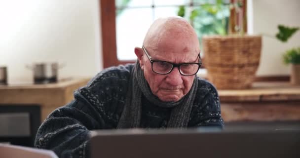 老年人 男人和写作或阅读与笔记本电脑为规划 投资或计划退休在客厅 老年人 人或专注于技术和研究的人在家里的休息室就餐 — 图库视频影像