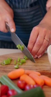 Sebze bıçağı, eller ve kereviz kesen kişi, malzemeler ve ahşap tahta üzerinde yemek hazırlayın. Beslenme uzmanı salatası, mutfak gereçleri ya da yakın plan şef dilimi havuç, domates ve akşam yemeği..