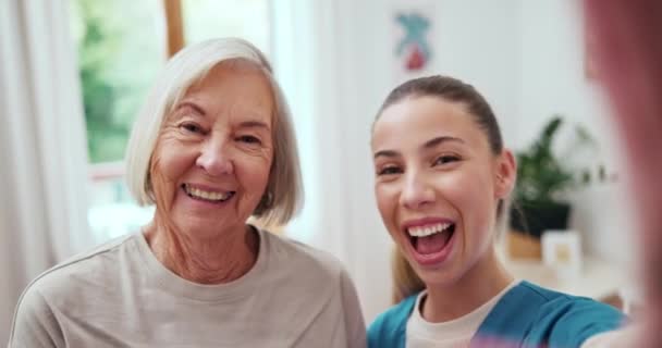 Videoanruf Winken Und Seniorin Mit Krankenschwester Hause Lächeln Und Kommunikation — Stockvideo