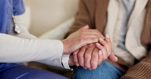 Старший Пациент Психология Медсестра Держащиеся Руки Поддержки Сопереживания Медицинской Помощи — стоковое видео