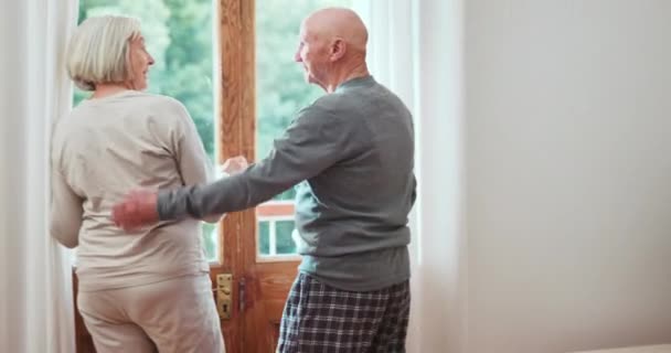 Jendela Dukungan Atau Bahagia Pasangan Tua Memeluk Dengan Cinta Perdamaian — Stok Video