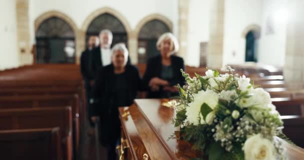 教堂和人们与棺材告别 哀悼和哀悼纪念仪式 家人和悲伤的老年妇女 她们带着棺材在小礼拜堂里迎接 失去亲人和为死亡安葬 — 图库视频影像