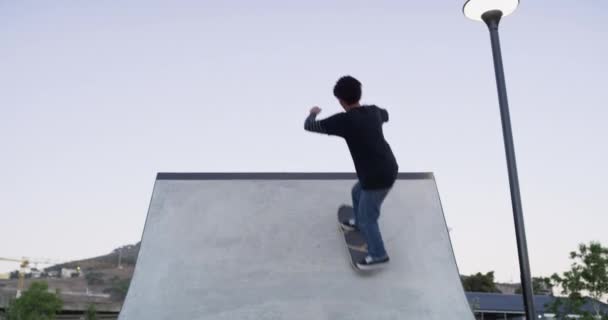 Muž Skateboard Park Rampě Stánky Trénink Cvičení Pro Rovnováhu Pro — Stock video