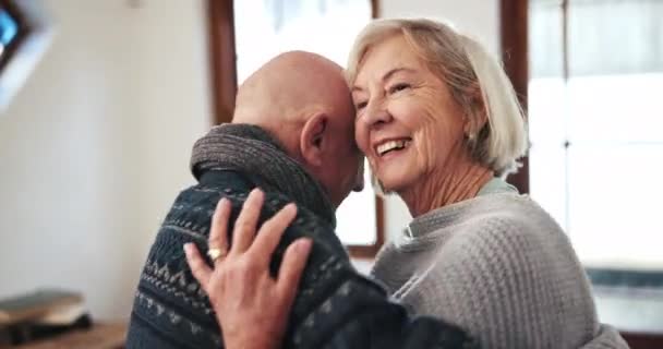 Oturma Odasında Kıdemli Bir Çift Emeklilikte Dans Aşk Evlilik Bağlılık — Stok video