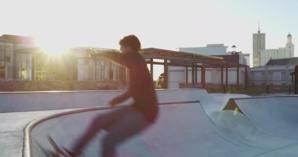 スポーツ サンシャインと一緒にトレーニングのための公園の屋外で男性 スケートボード パフォーマンス スタントとエネルギーのランプで人々 アクション スケートボード — ストック動画