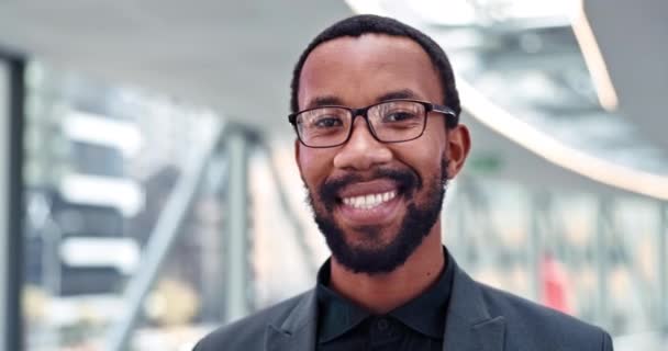 Ευτυχισμένος Μαύρος Και Πρόσωπο Του Επιχειρηματία Στο Γραφείο Κτίριο Και — Αρχείο Βίντεο