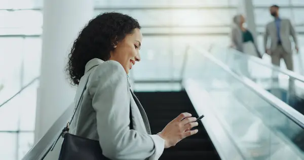 Zakelijke Vrouw Telefoon Sms Luchthaven Met Reizen Glimlachen Pendelen Voor — Stockfoto